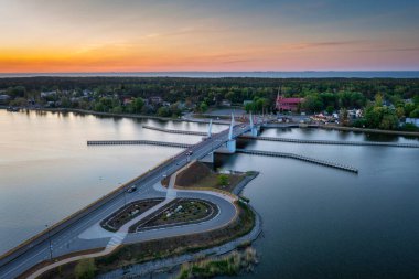 Drawbridge 'den Sobieszewo Adası' na, Martwa Wisla nehrinde gün batımında. Polonya
