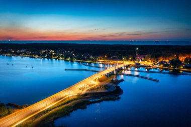 Drawbridge 'den Sobieszewo Adası' na. Alacakaranlıkta Martwa Wisla nehrinde. Polonya