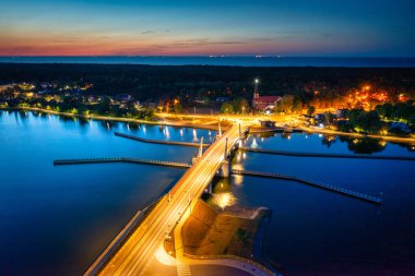 Drawbridge 'den Sobieszewo Adası' na. Alacakaranlıkta Martwa Wisla nehrinde. Polonya