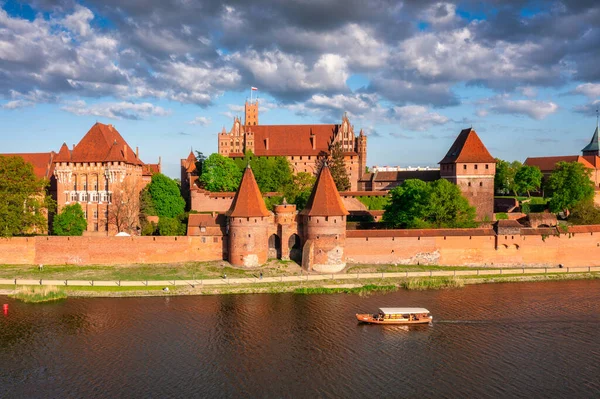 Zamek Zakonu Krzyżackiego Malborku Nad Rzeką Nogat Polska — Zdjęcie stockowe