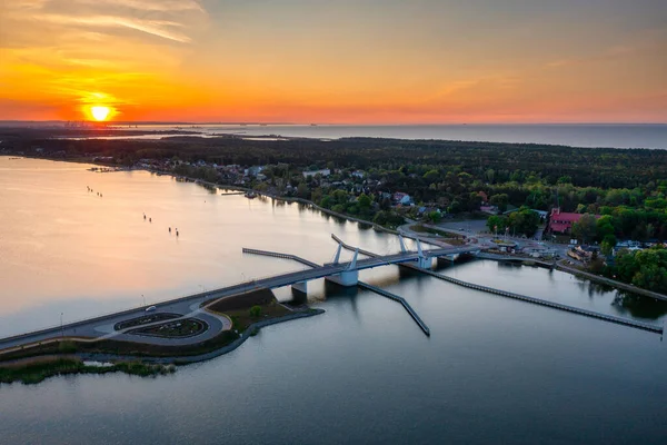 Drawbridge 'den Sobieszewo Adası' na, Martwa Wisla nehrinde gün batımında. Polonya