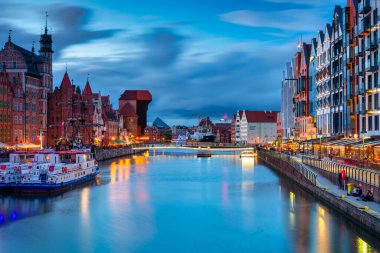 Gdansk, Polonya - 21 Mayıs 2022: Gdansk 'ın eski güzel mimarisi Polonya' nın batısında Motlawa nehrine yansıdı