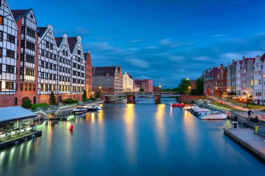 Gdansk, Polonya - 21 Mayıs 2022: Gdansk 'ın eski güzel mimarisi Polonya' nın batısında Motlawa nehrine yansıdı