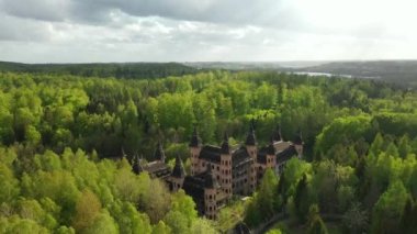 Lapalice 'deki kale, Kashubian ormanları ve gölleriyle çevrili, Polonya