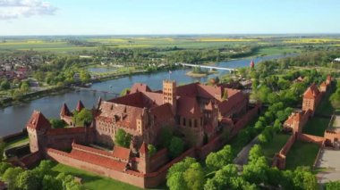 Nogat nehrinin yanındaki Malbork 'taki Tötonik Düzen Kalesi. Polonya