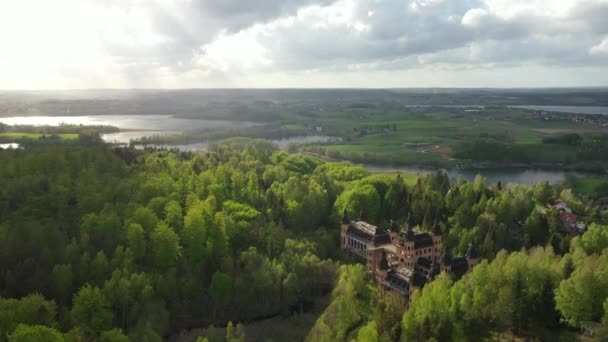 Κάστρο Στη Lapalice Που Περιβάλλεται Από Δάση Και Λίμνες Του — Αρχείο Βίντεο