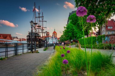 Gdansk, Polonya - 26 Mayıs 2022: Motlawa Nehri kıyısındaki güzel Gdansk şehri. Polonya