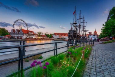 Gdansk, Polonya - 26 Mayıs 2022: Güzel Gdansk şehri, Motlawa Nehri kıyısında, alacakaranlıkta. Polonya