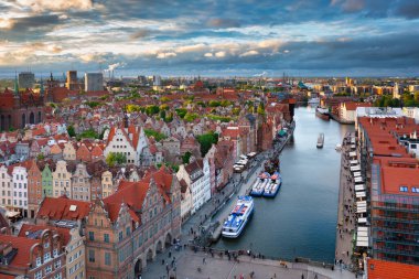 Gün batımında güzel Gdansk şehrinin hava manzarası, Polonya