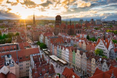 Gün batımında güzel Gdansk şehrinin hava manzarası, Polonya