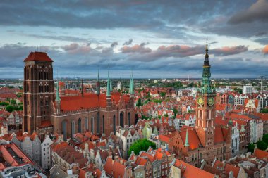 Gün batımında güzel Gdansk şehrinin hava manzarası, Polonya