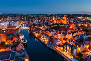 Güzel Gdansk şehrinin alacakaranlıktaki hava manzarası, Polonya