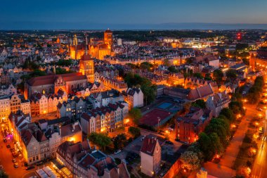 Güzel Gdansk şehrinin alacakaranlıktaki hava manzarası, Polonya