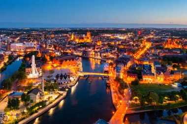 Güzel Gdansk şehrinin alacakaranlıktaki hava manzarası, Polonya