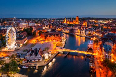 Güzel Gdansk şehrinin alacakaranlıktaki hava manzarası, Polonya