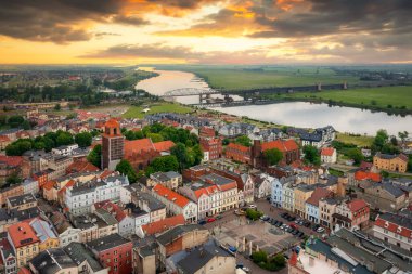 Gün batımında Vistula Nehri 'nin yanındaki Tchew şehrinin güzel manzarası. Polonya