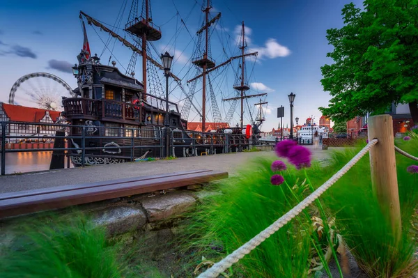 Mooie Stad Gdansk Aan Rivier Motlawa Bij Zonsondergang Polen — Stockfoto