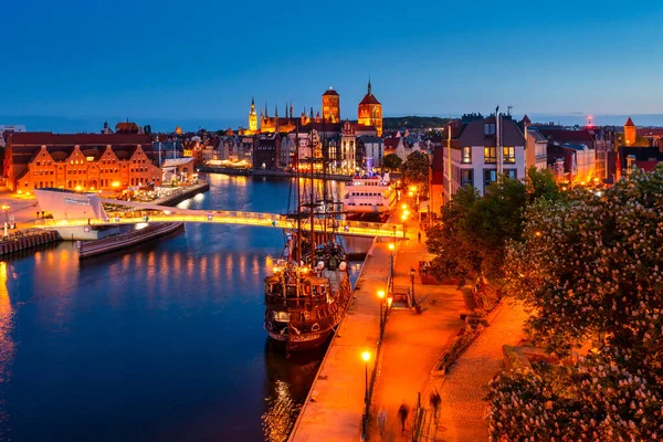 Güzel Gdansk şehrinin alacakaranlıktaki hava manzarası, Polonya