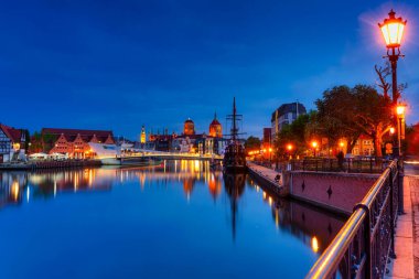 Gdansk, Polonya - 31 Mayıs 2022: Güzel Gdansk şehri alacakaranlıkta Motlawa Nehri 'ne yansıdı. Polonya