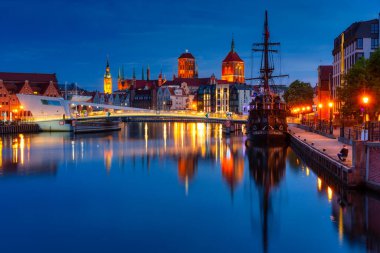 Gdansk, Polonya - 31 Mayıs 2022: Güzel Gdansk şehri alacakaranlıkta Motlawa Nehri 'ne yansıdı. Polonya