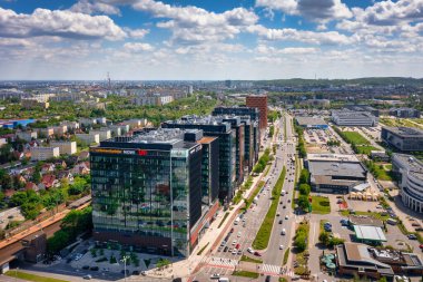 Gdansk, Polonya - 3 Haziran 2022: Grunwaldzka Bulvarı 'ndaki Gdansk havacılık şehri, güneşli bir günde modern ofis binaları, Polonya.