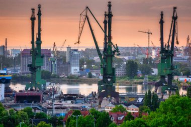 Gün batımında Gdansk 'ta tersane turnaları. Polonya