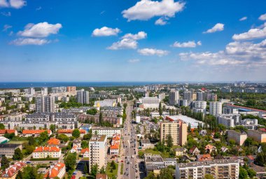 Güneşli bir günde Baltık Denizi manzaralı Gdansk Przymorze şehri, Polonya.