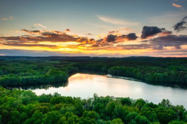 Polonya 'da gölün üzerinde günbatımı