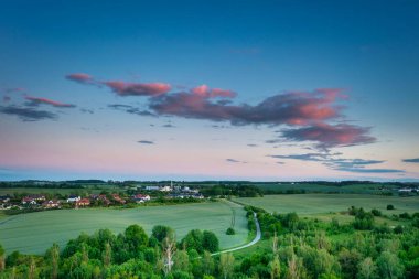 Polonya 'daki çayırların üzerinde günbatımı