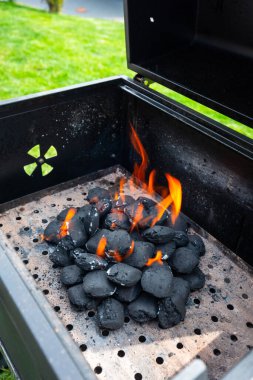 Kömür kömürü ızgarada yanıyor.