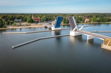 Martwa Wisla nehri üzerindeki Sobieszewo Adası 'na açılan köprü kapalı. Polonya