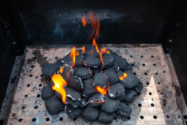 Briquete Carvão Queimando Grelha — Fotografia de Stock