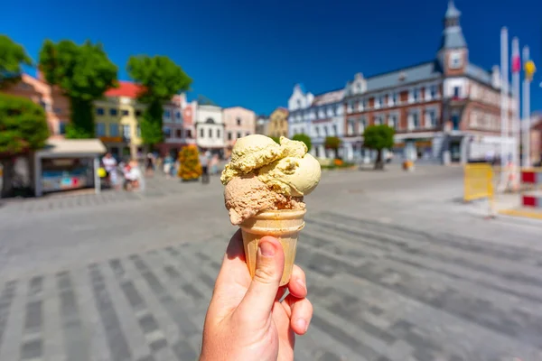 Pistazien Und Kaffeeeis Einer Tüte Auf Dem Marktplatz Puck Polen — Stockfoto