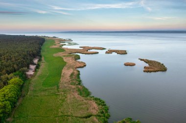 Gün batımında Vistula gölünün ve Vistula tükürüğünün havadan görüntüsü. Polonya