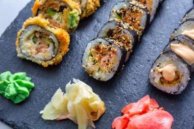 Suşi seti, taş tabakta tempura ile kızartılıyor.