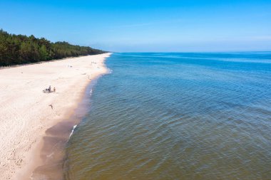 Polonya 'nın Sztutowo kentindeki Baltık Denizi' nin yaz sahili.