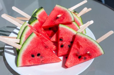 Dondurma çubuklarında karpuz dilimleri