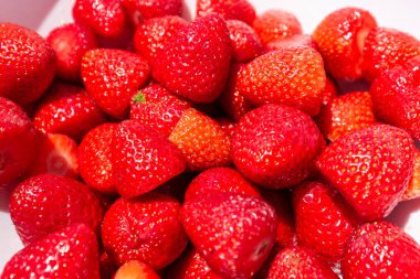 Kasedeki taze çilekleri kapat.