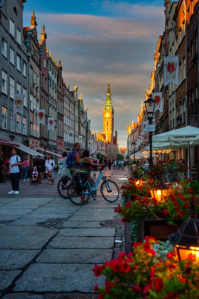 波兰格但斯克 2022年7月4日 人们在波兰格但斯克美丽的古城漫步 夕阳西下的是历史市政厅 — 图库照片