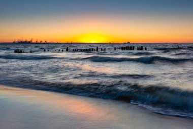 Polonya 'nın Gdansk kentindeki Baltık Denizi' nde gün batımı