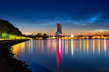 Geceleyin Gdynia şehir manzarasının üzerindeki gece bulutları. Polonya