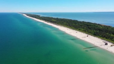 Yazın Baltık Denizi kıyısındaki Wladyslawowo sahilinin havadan manzarası. Polonya.