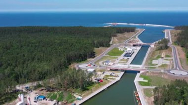 Vistula Spit 'te Baltık Denizi' ne giden bir kanal inşaatı. Polonya