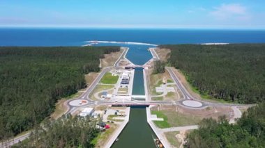 Vistula Spit 'te Baltık Denizi' ne giden bir kanal inşaatı. Polonya