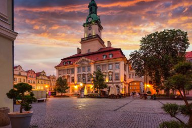 Jelenia Gora, Polonya - 28 Haziran 2022: Polonya 'nın gün batımında eski Jelenia Gora kasabasının güzel mimarisi
