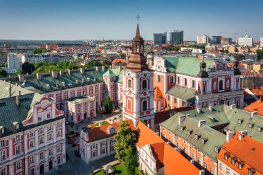 Poznan 'daki ana meydanın güzel mimarisi. Polonya