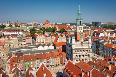 Poznan 'daki ana meydanın güzel mimarisi. Polonya