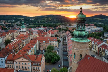 Polonya 'nın Jelenia Gora kentindeki belediye binasının güzel mimarisi.