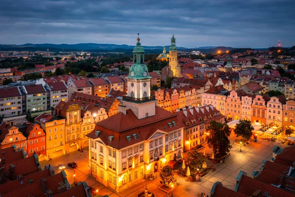 Schöne Architektur Des Rathausplatzes Jelenia Gora Der Abenddämmerung Polen — Stockfoto