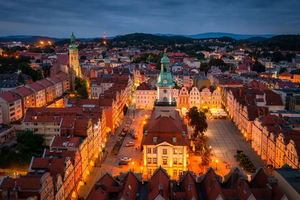 Schöne Architektur Des Rathausplatzes Jelenia Gora Der Abenddämmerung Polen — Stockfoto